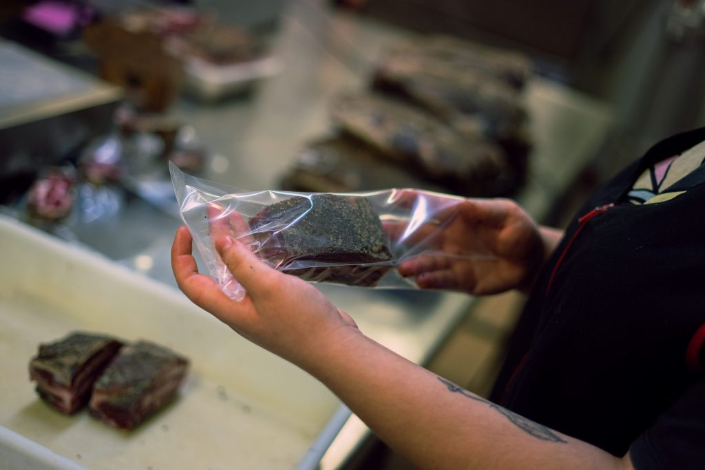 carnicera-de-ca-la-maria-carniceria-en-barcelona-empaquetando-cansalada-de-primera-calidad